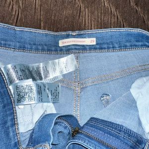 levi’s skinny w/ rips